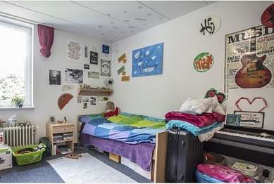 Buntes Jugendzimmer mit Musik