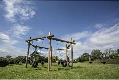 Schaukelplatz mit Reifen
